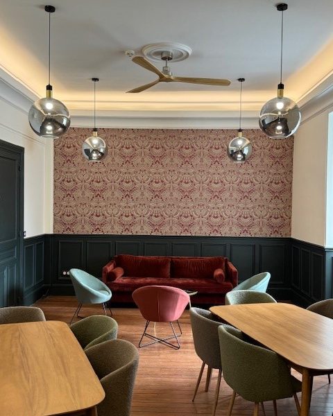 FIN TRX TISANERIE 2 AVEC PAPIER PEINT ET AVEC MEUBLES